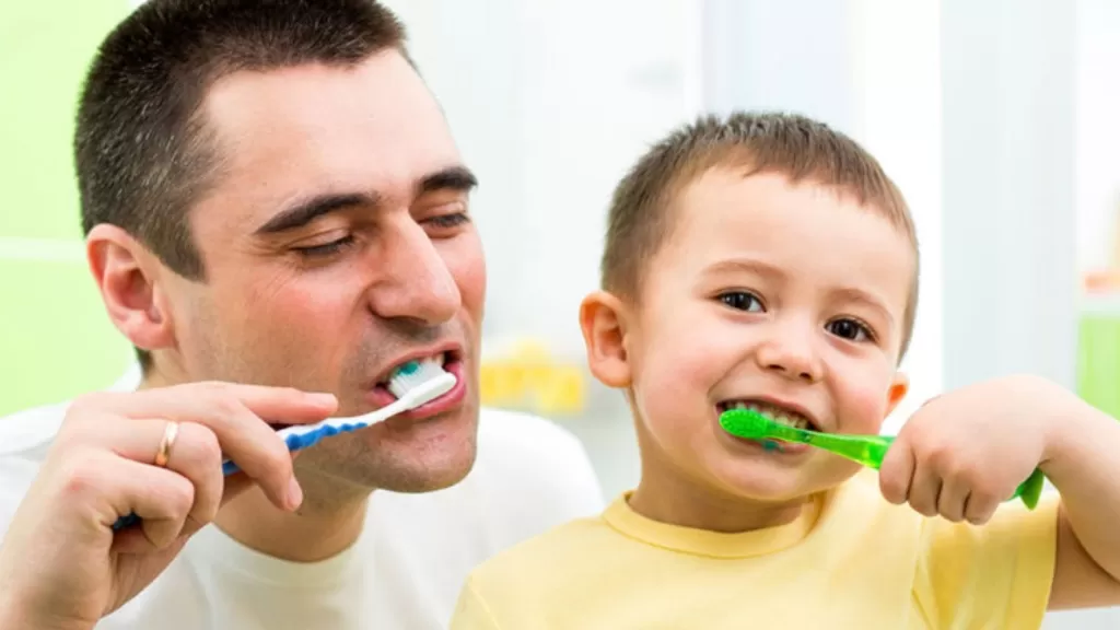 Классно, когда папа учит ребенка чистить зубки